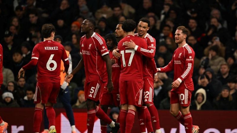Para pemain Liverpool rayakan kemenangan atas Tottenham Hotspur dalam lanjutan Premier League