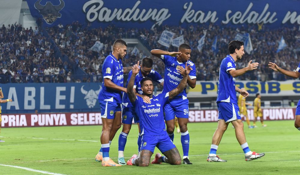 Selebrasi pemain Persib Bandung setelah Ramon Tanque cetak gol ke gawang Bhayangkara FC dalam laga lanjutan BRI Super League