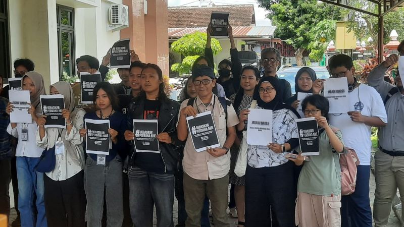 BERI KUDUNGAN: Teman-teman dari Perdana Arie saat membawa poster sebagai upaya dukungan untuk pembebasannya di Sidang Perdana Arie di Pengadilan Negeri Sleman.