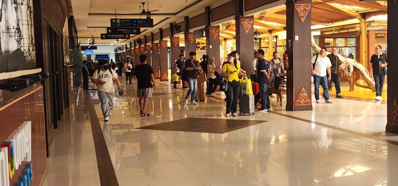 Penumpang yang berada di Bandara Adisutjipto