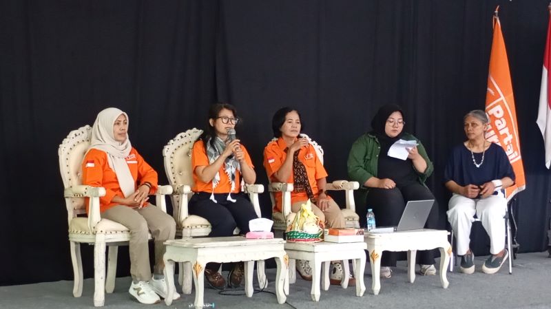 SIMBOLIS: Jajaran pengurus Suara Marsinah yang merupakan sayap Partai Buruh saat menyampaikan keterangan di Aula DPD Konfederasi Serikat Pekerja Seluruh Indonesia (KSPSI) DIY