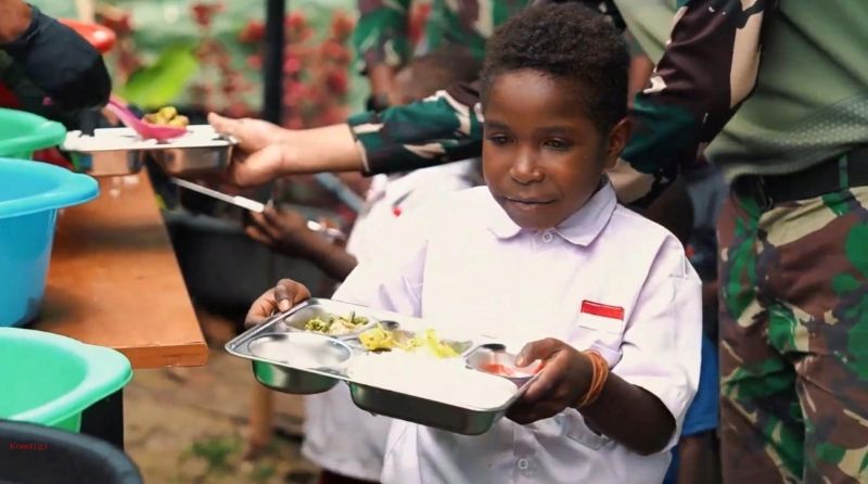 Seorang anak menerima menu MBG. Program MBG siapkan sistem delivery selama masa liburan.