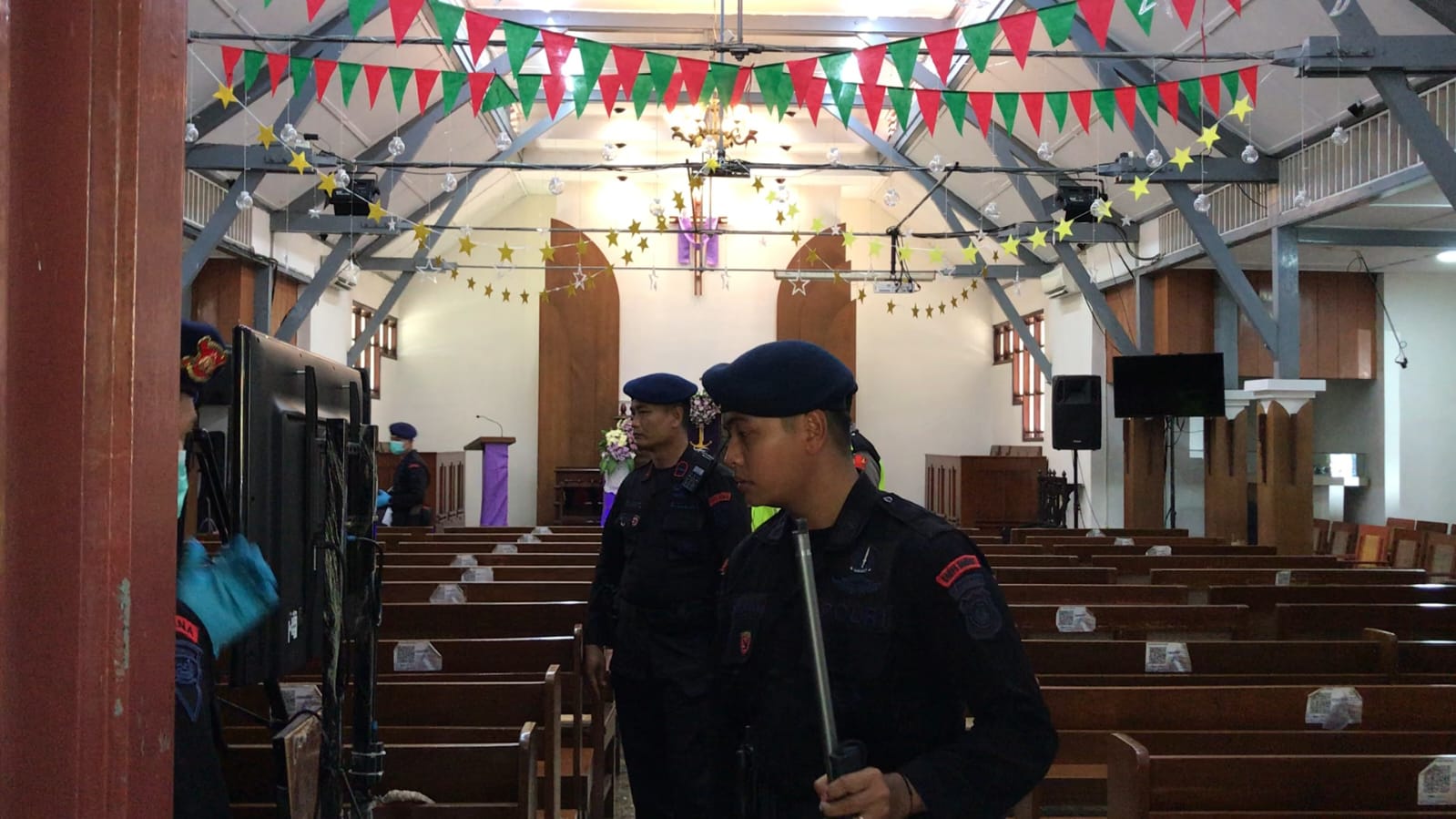 MENYISIR: Personel Gegana megecek setiap jengkal area di Gereja Kristen Jawa.&nbsp;