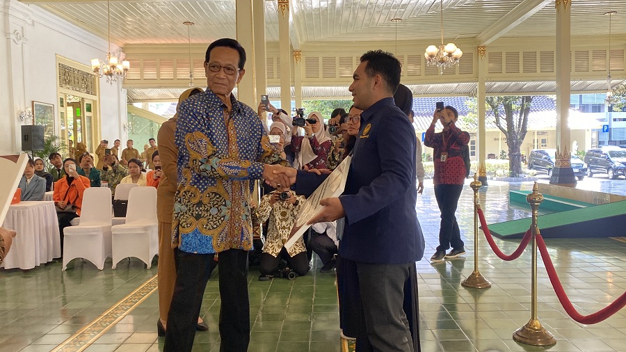 SIMBOLIS: Gubernur DIY HB X saat memberikan bantuan kepada perwakilan mahasiswa terdampak bencana di Bangsal Kepatihan, Kompleks Kepatihan Jogja, Senin (22/12/2025).