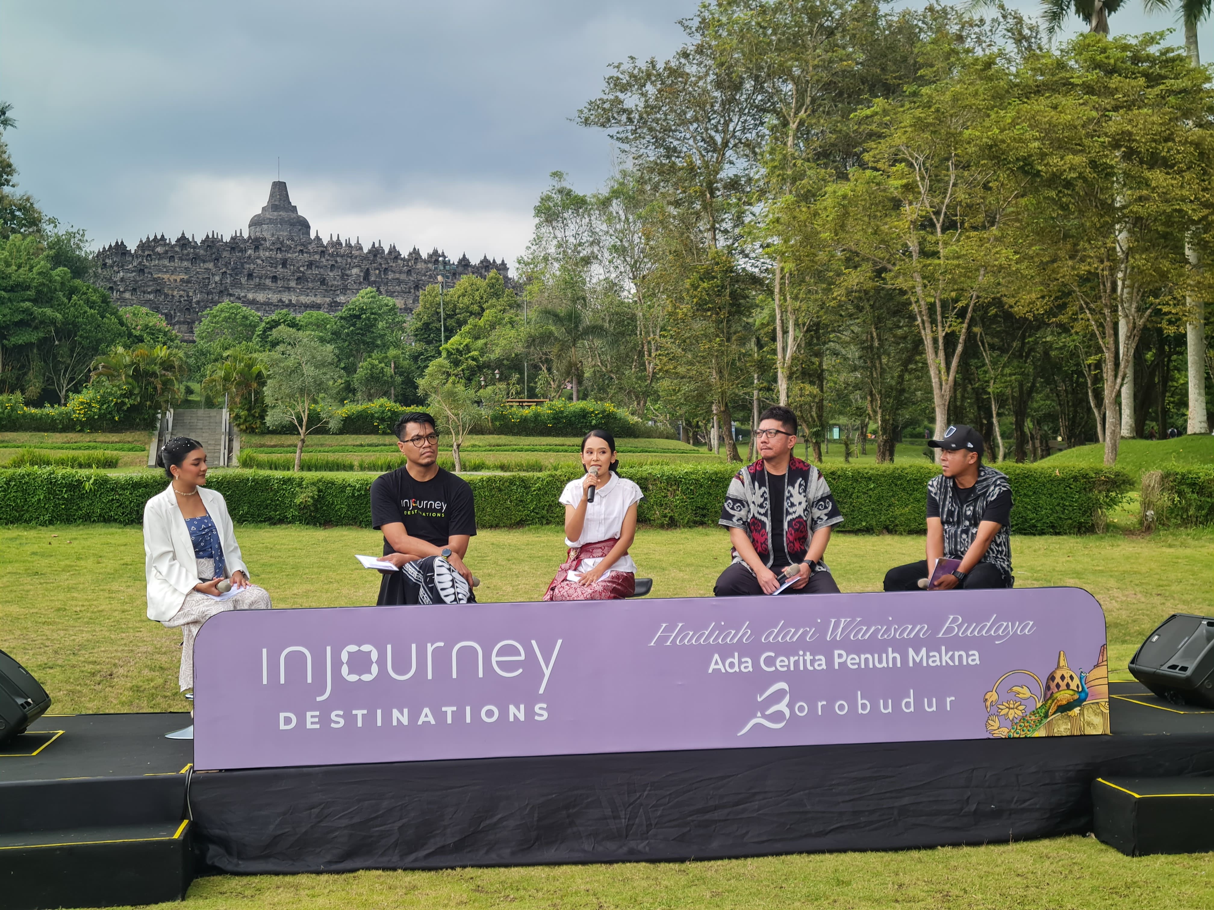 Direktur Komersial InJourney Destination Management (IDM) (dua dari kiri) saat menjelaskan seputar masa ramai Nataru di Candi Borobudur, Senin sore (22/12).