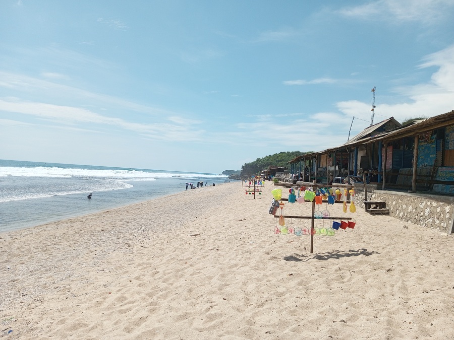 TERTATA RAPI: &nbsp;Kawasan Pantai Sepanjang setelah dilakukan penataan, dan dibangun kios baru relokasi 109 pedagang.  &nbsp;