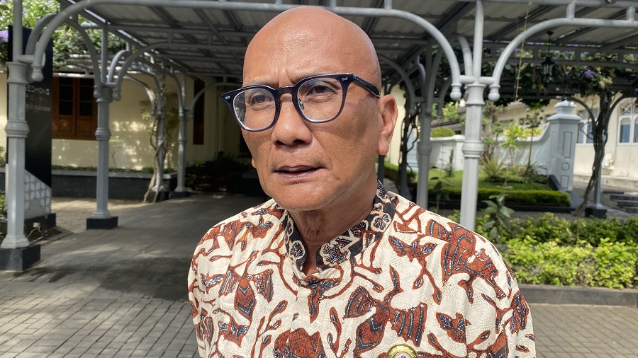 Ketua PHRI DIY Deddy Pranowo Eryono pasca-pertemuan dengan Gubernur DIY HB X di Kompleks Kepatihan, Jogja, Senin (22/12/2025).