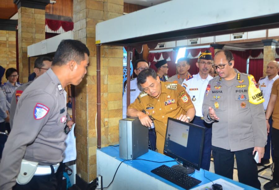 Gubernur Jawa Tengah Ahmad Luthfi tengah mengecek kesiapan posko liburan Natal dan Tahun Baru