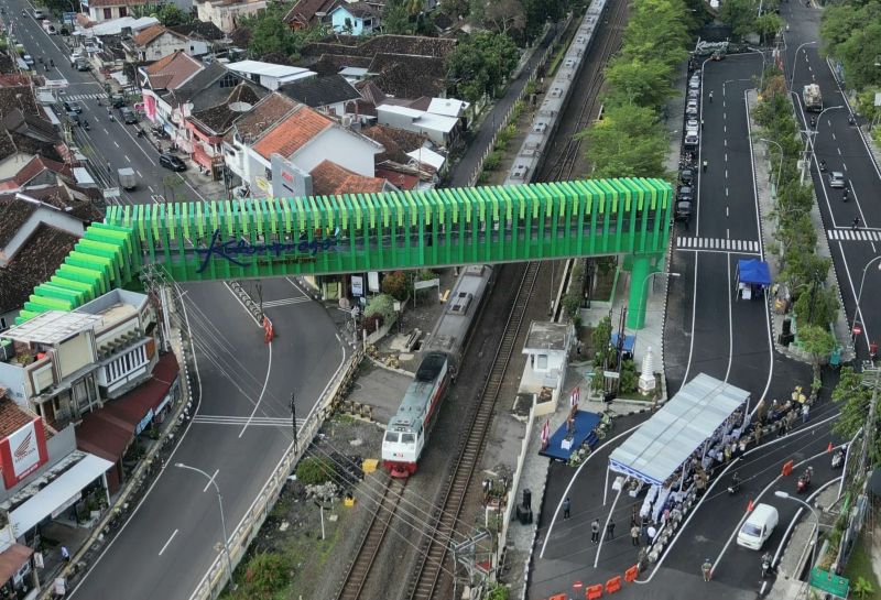 Jembatan oenyebrangan orang melintasi rel kereta api dan jalan raya. Jembatan ini baru saja diresmikan Bupati Kulon Progo.