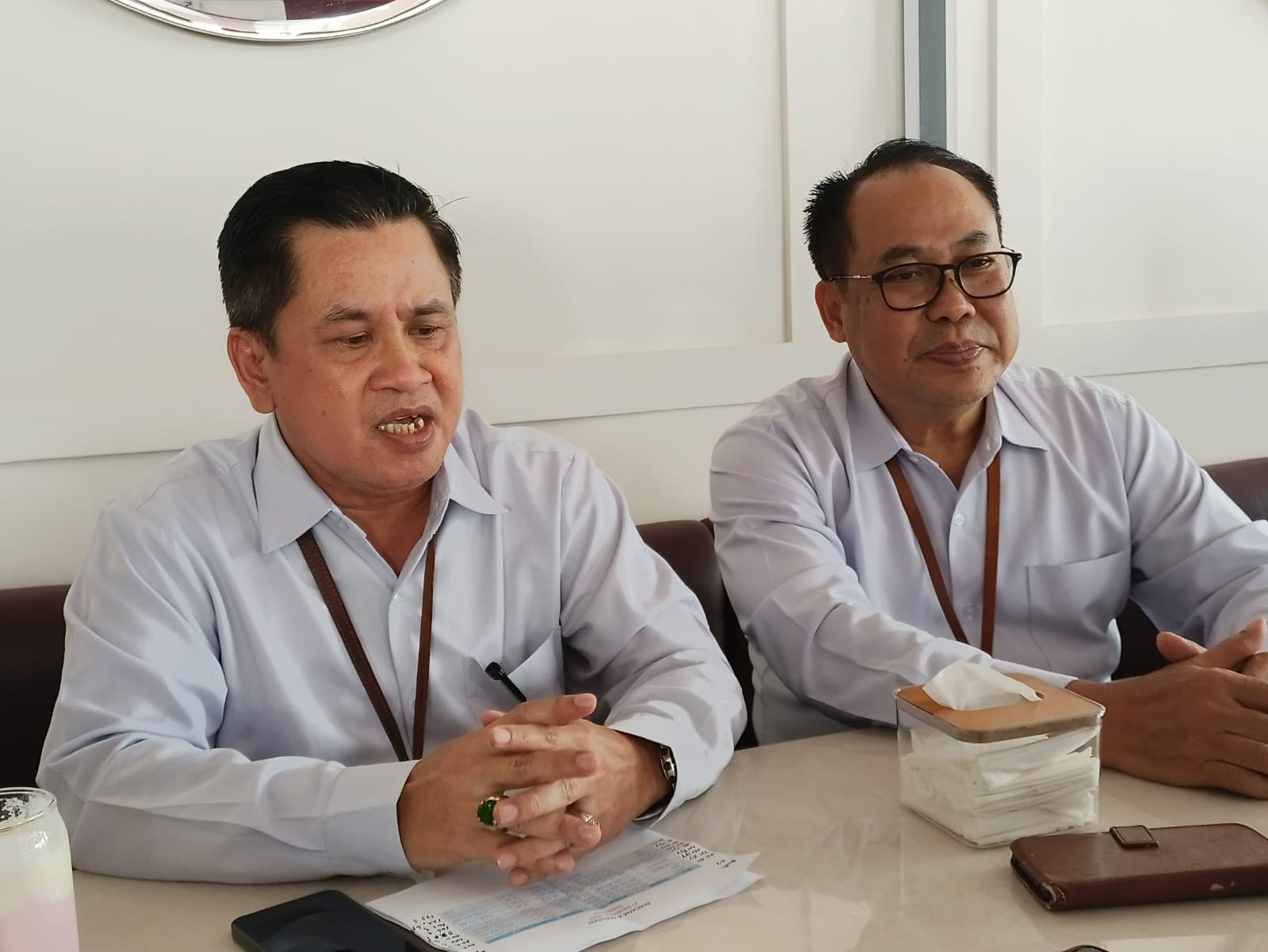 Direktur Utama PT BPR BKK Kebumen Sutrisno (kiri) didampingi Direktur Kepatuhan PT BPR BKK Kebumen Sudiharto. (M Hafied/Radar Jogja)