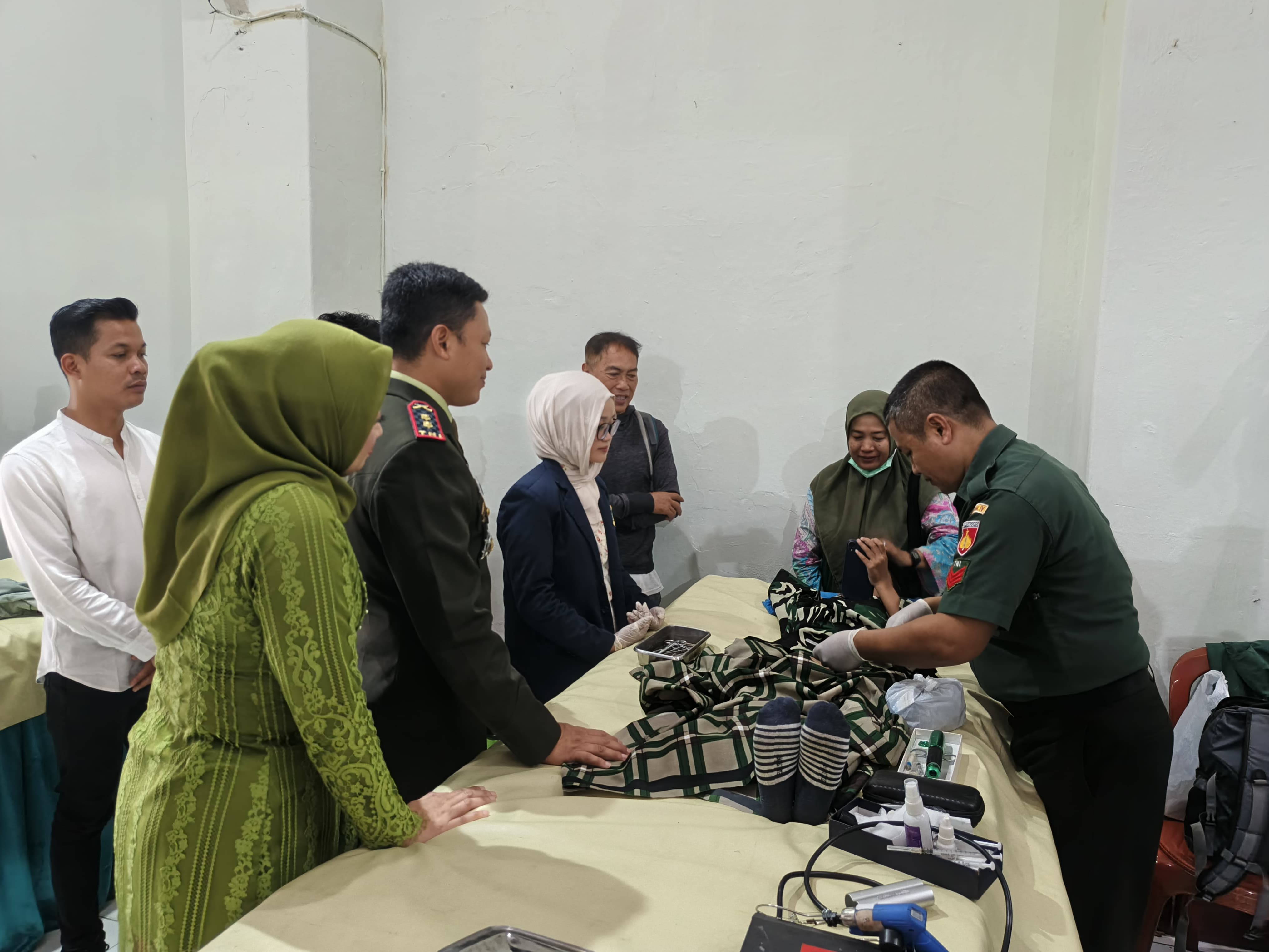 Ratusan anak mengikuti khitan gratis di Gedung Prajurit Kodim 0705/Magelang, Senin (22/12).