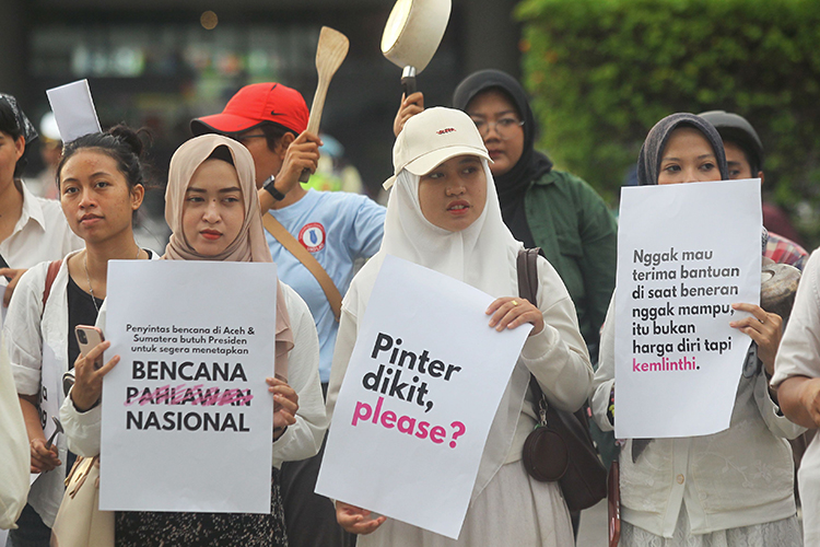 Sejumlah perempuan dari berbagi kalangan menggelar aksi kenduri dan doa untuk Indonesia, di seputaran Bundaran UGM, Jogja, Senin (22/12/2025).