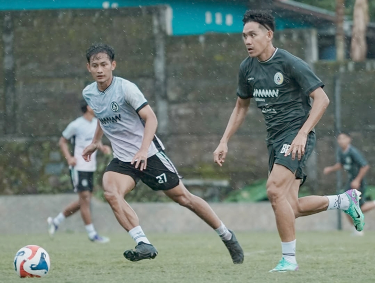 Para pemain PSS Sleman saat menjalani latihan rutin di Lapangan Pakembinangun, Sleman.