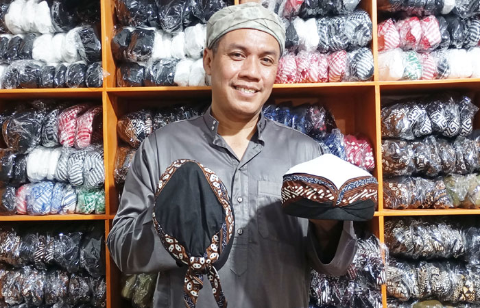 CIRI KHAS: Pemilik usaha Peci Batik Jogokariyan, Jardiyanto saat menunjukkan peci batik di rumah usahanya, Senin (22/12).