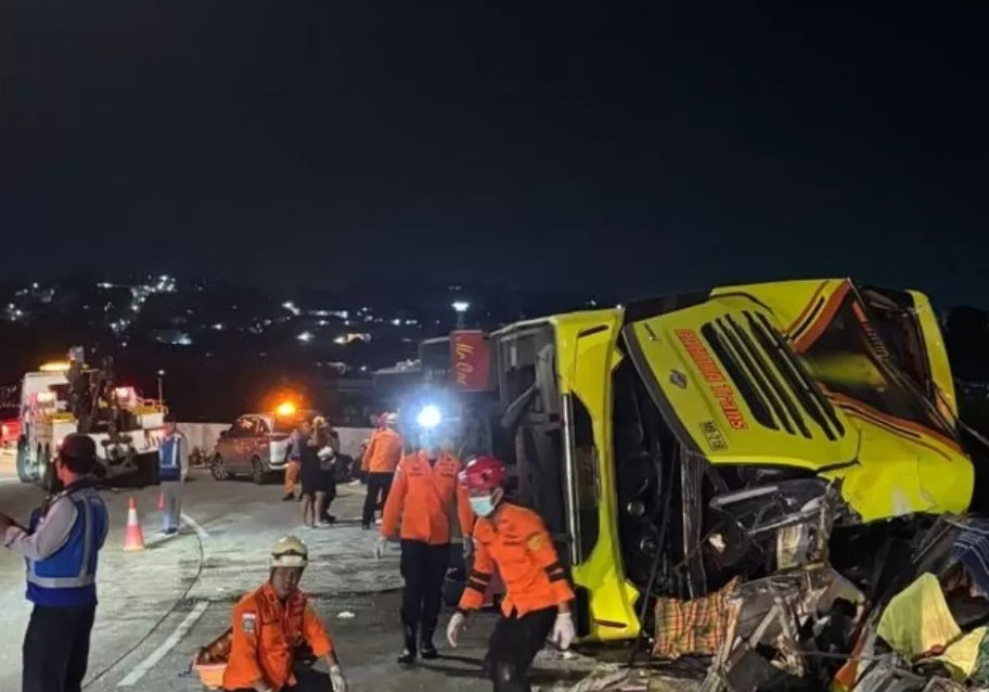 Tim SAR melakukan proses evakuasi korban kecelakaan bus cahaya trans di jalan tol Semarang.