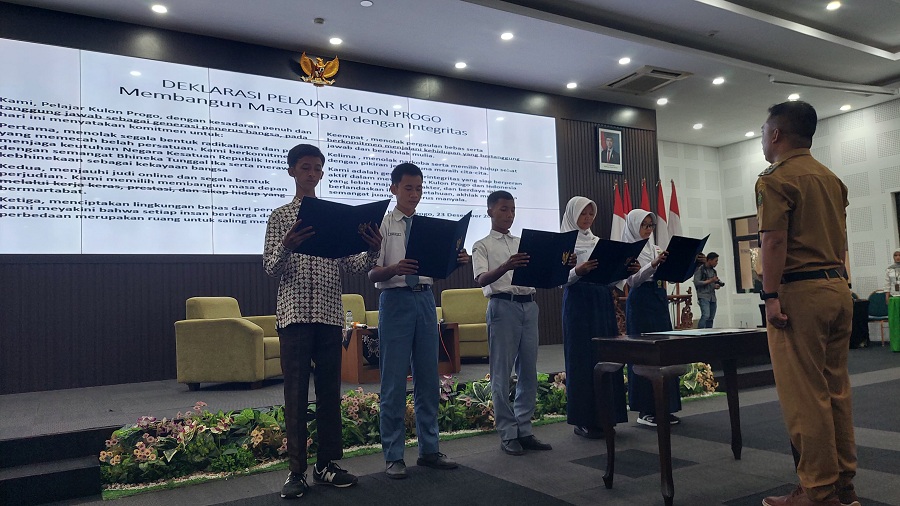JANJI: Ratusan pelajar di Kulon Progo mengucapkan ikrar menolak judol, radikalisme, hingga bullying.