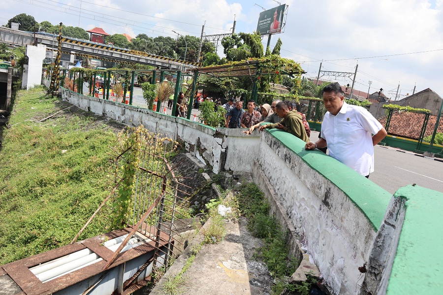 CEK:&nbsp;Jajaran Komisi C DPRD Kota Jogja saat meninjau Jembatan Kewek, Selasa (23/12/2025).