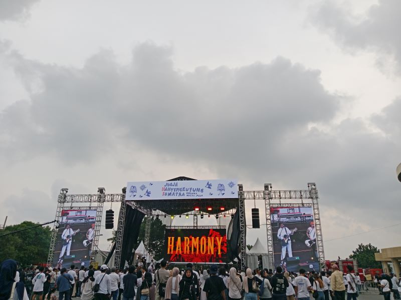 konser bertajuk Jogja Hanyengkuyung Sumatra di selasar timur Maguwoharjo International Stadium (MagIS), Selasa (23/12)