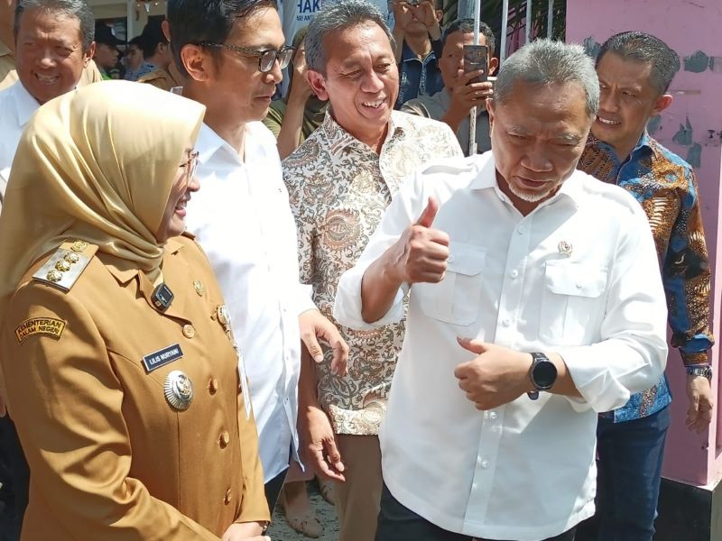 TURUN LAPANGAN: Menteri Koordinator (Menko) Bidang Pangan Zulkifli Hasan berkunjung ke Pasar Indrakila, Desa Krakal, Kecamatan Alian Selasa (23/12).