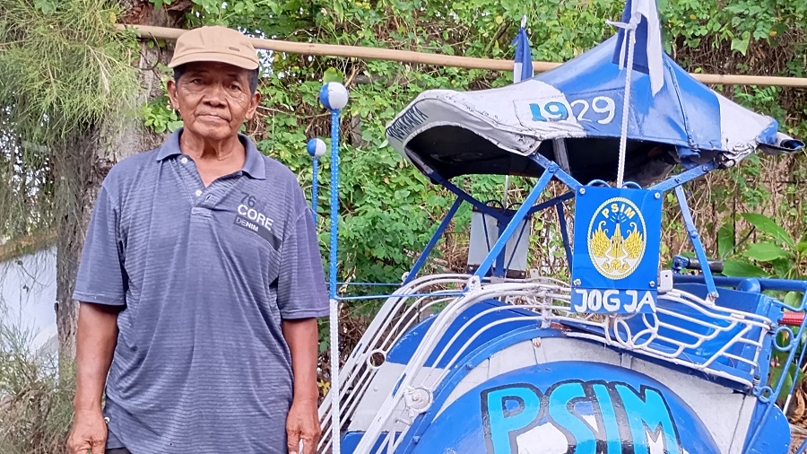AYDK :&nbsp;Sudarsono, pengayuh becak beratribut PSIM saat ditemui di kawasan Hotel Melia Purosani, Selasa (23/12/2025).