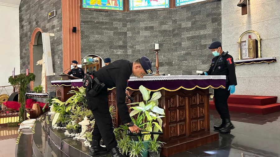 STERILISASI: Menggunakan peralatan khusus deteksi bahan peledak serta deteksi Kimia, Biologi, dan Radioaktif (KBR), Polres Gunungkidul melakukan sterilisasi di lima Gereja.