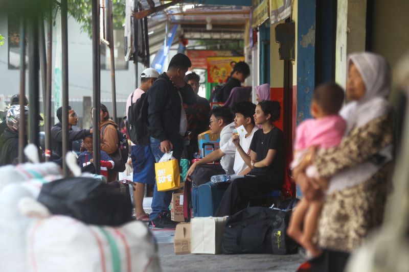 LIBUR NATARU: Calon penumpang bersiap menaiki bus antarkota antarprovinsi (AKAP) di Terminal Jombor, Sleman Senin (22/12).