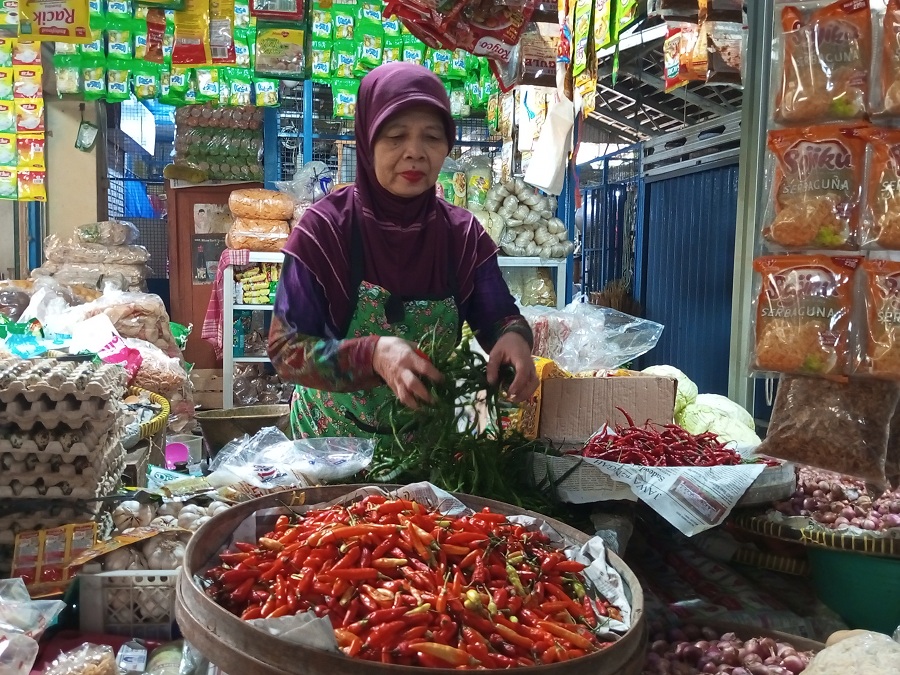 MASIH AMAN: Pedagang di Pasar Playen sedang berjaga di tokonya Selasa&nbsp;(23/12/2025).