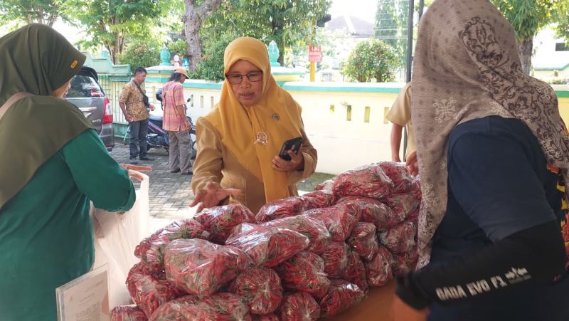 ANTUSIAS: Masyarakat membeli cabai yang jauh lebih murah dibanding harga pasar.&nbsp;
