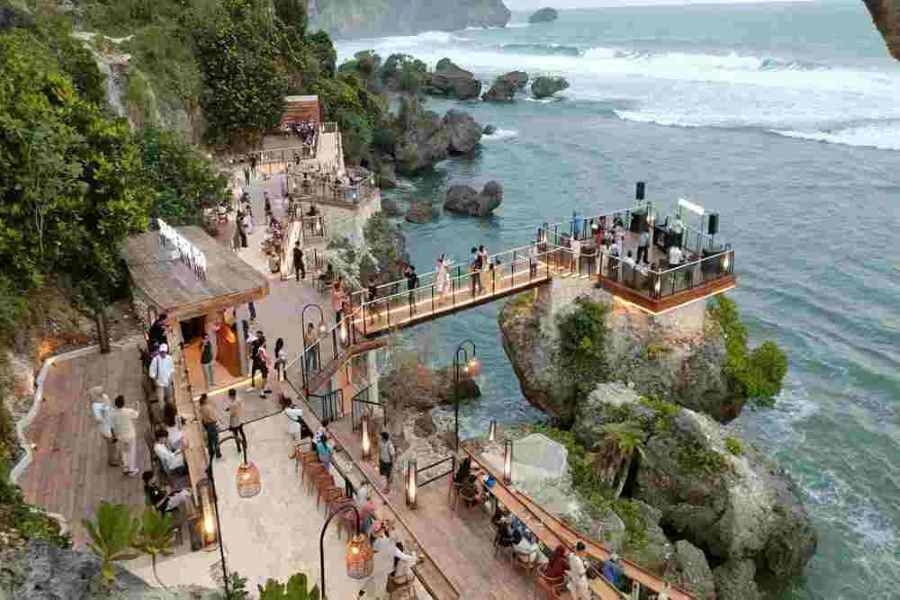 Sensasi Kuliner di Atas Karst Pantai Drini