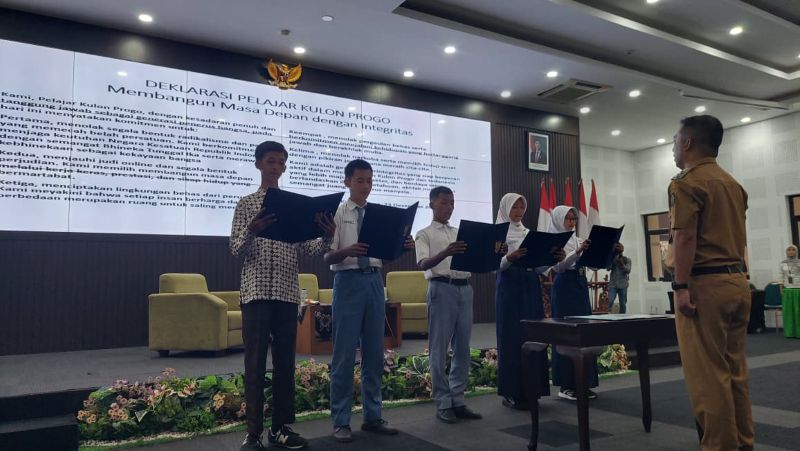 IKRAR: Ratusan pelajar di Kulon Progo serentak membacakan deklarasi anti judol dan radikalisme.&nbsp;