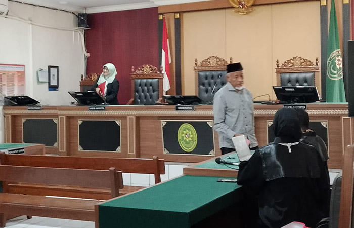 USAI SIDANG: Terdakwa Sri Purnomo mendatangi tim penasihat hukumnya setelah pembacaan eksepsi di Pengadilan Tipikor PN Jogja, Selasa (23/12/2025).