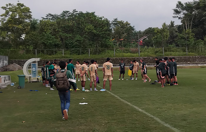 Para pemain PSS Sleman saat menjalani latihan rutin di Lapangan Pakembinangun, Sleman.