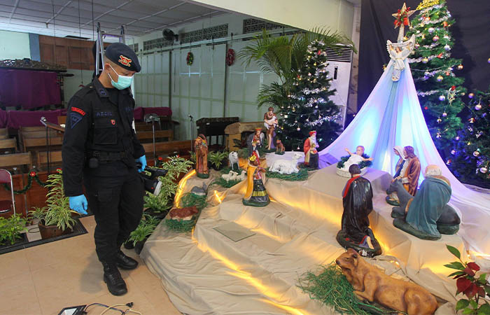 ANTISIPASI TEROR: Tim Gegana Brimob Polda DIY melakukan sterilisasi di Gereja Katolik Santo Aloysius Gonzaga, Mlati, Sleman, Selasa (23/12/2025).