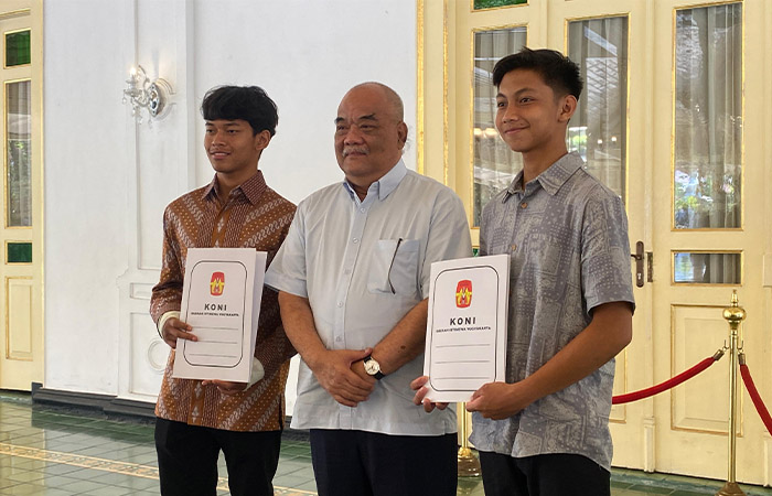 Dua pembalap muda andalan DIJ, Veda Ega Pratama dan Kiandra Ramadhipa bersama Wagub DIJ yang juga Ketum KONI DIJ Paku Alam X.