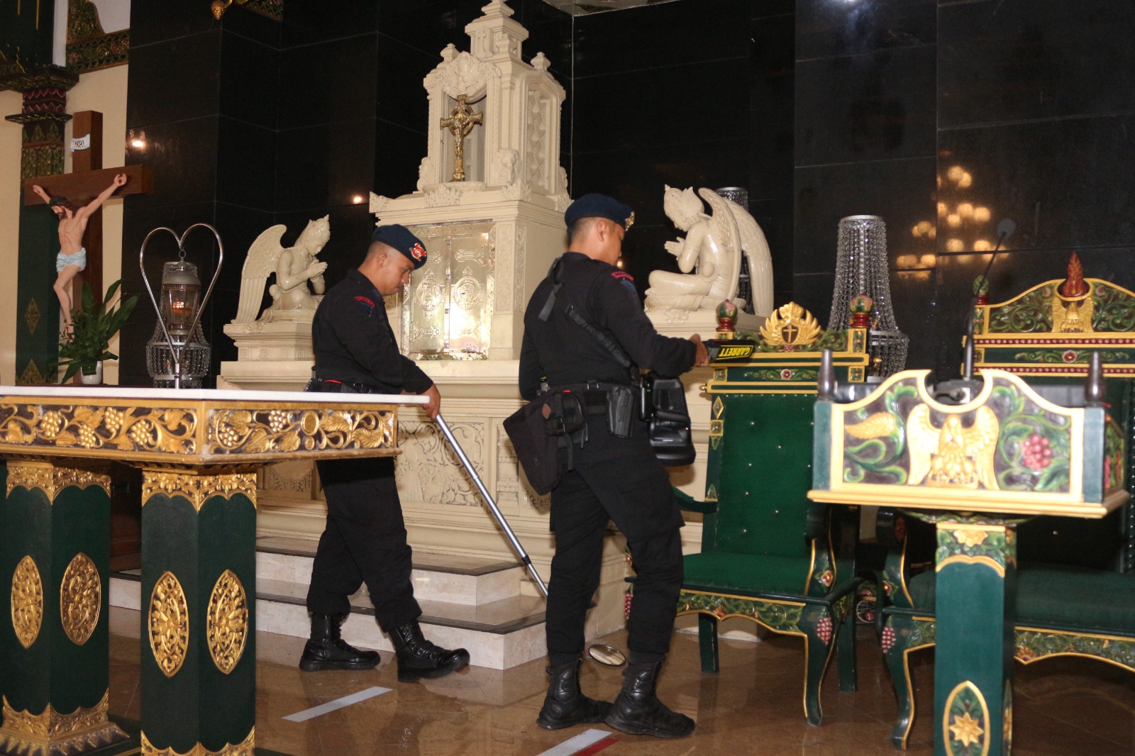 Polisi sedang melakukan sterilisasi di Gereja Ganjuran Rabu (24/12)  &nbsp;
