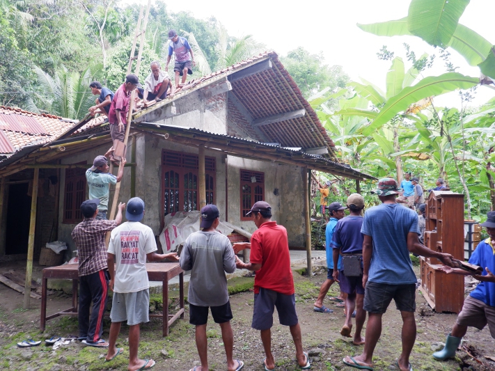 Warga Desa Sampang, Kecamatan Sempor bergotong-royong untuk melakukan relokasi atas dampak tanah bergerak. (Dokumentasi BPBD Kebumen)