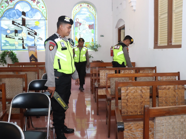 Petugas Sat Samapta Polres Kebumen melakukan steriliasi di gereja jelang perayaan Natal. (Dokumentasi Polres Kebumen)