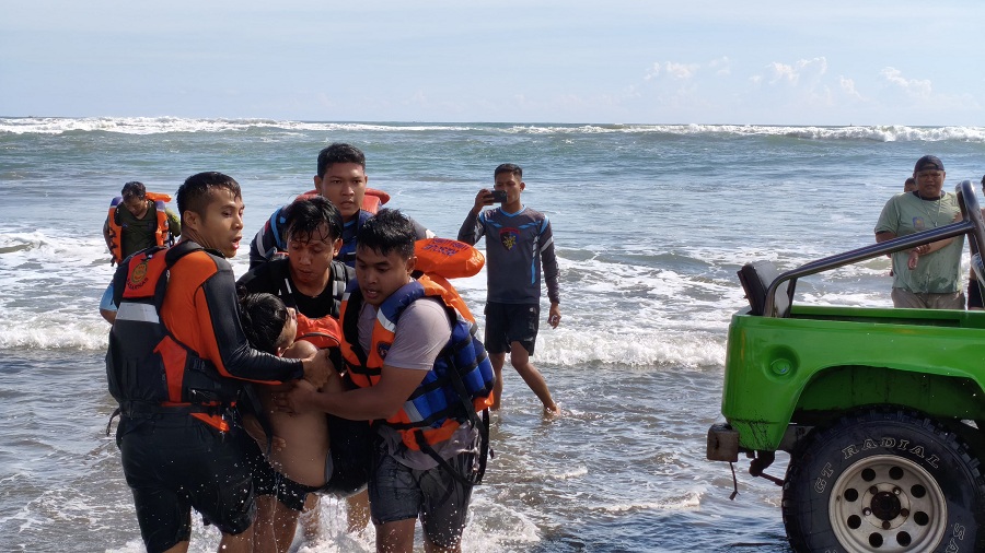 NYARIS TENGGELAM: Wisatawan yang terseret ombak berhasil diselamatkan di Pantai Parangtritis Rabu (24/12/2025)&nbsp;