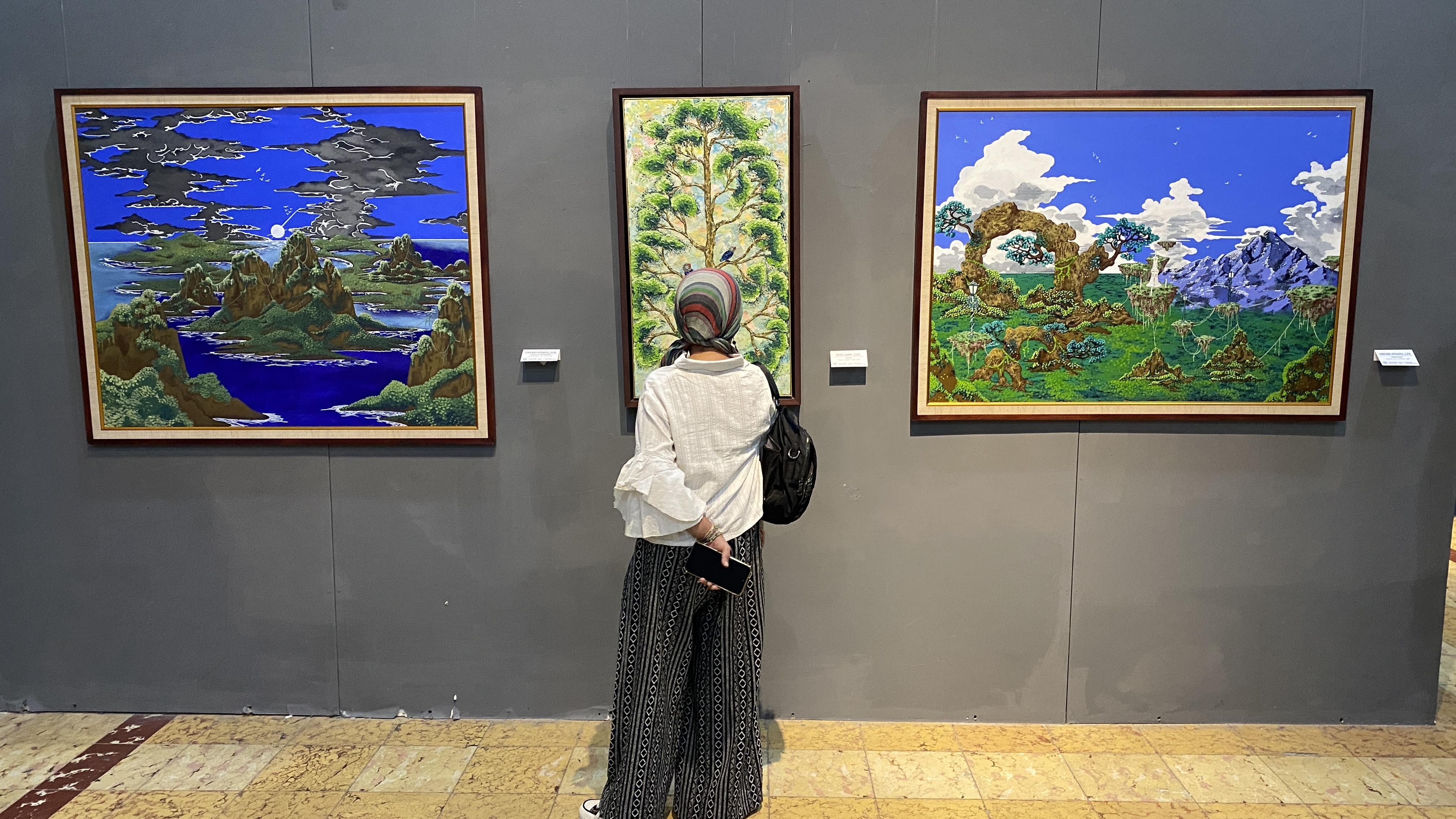 Pengunjung sedang melihat karya yang dipajang dalam Pameran Seni Rupa Salam Bahagia di Galeri Museum Sonobudoyo, Jogja, Rabu (24/12).  &nbsp;
