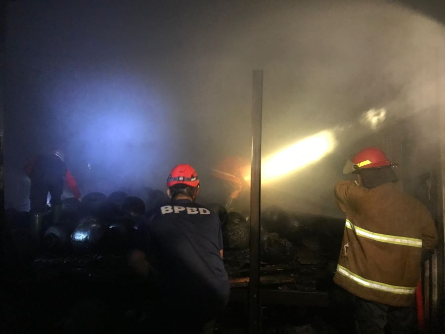 Proses evakuasi pemadam api yang melahap gudang kerajinan kayu di Padukuhan Gumawang, Kalurahan Putat, Kapanewon Patuk, Kabupaten Gunungkidul pada Selasa malam (23/8).