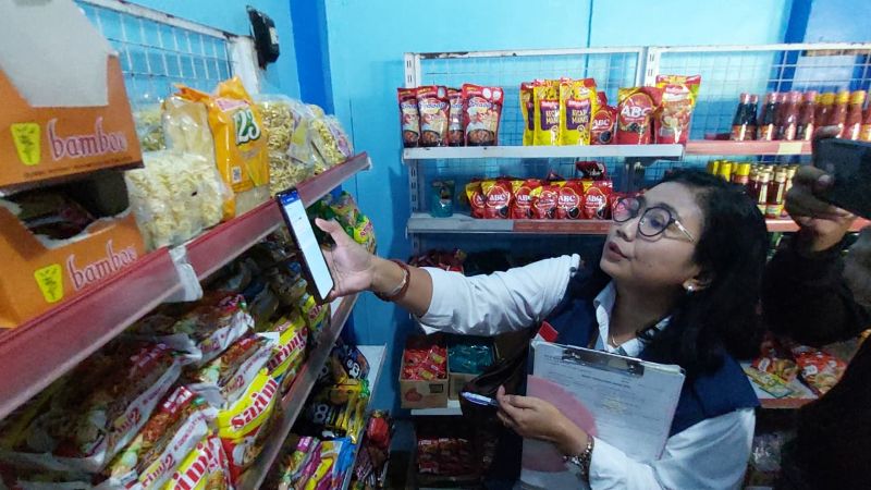 PENGECEKAN: Personel BBPOM melihat kondisi kemasan bahan pangan yang dijual di toko oleh-oleh.&nbsp;