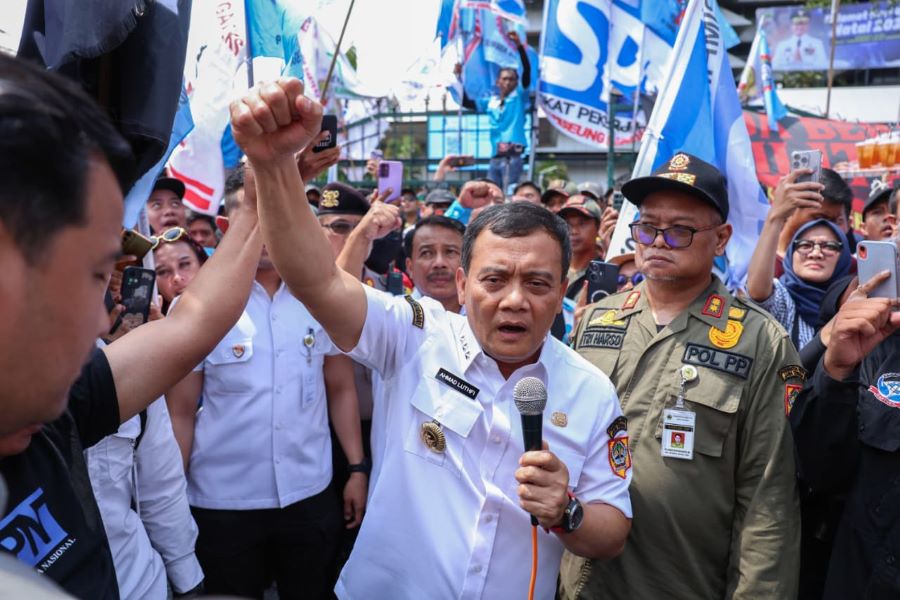 Gubernur Jawa Tengah Ahmad Luthfi dihadapan aksi buruh