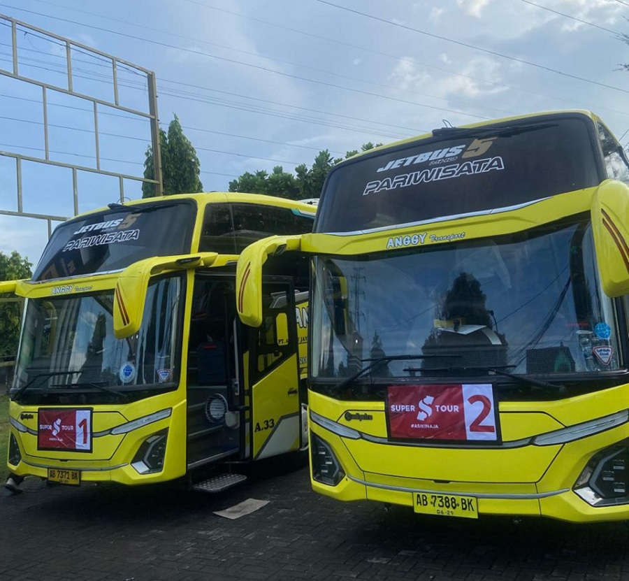 ANTISIPASI: Petugas Dishub Bantul sedang melakukan ramp check bus yang akan digunakan untuk berwisata siswa SMPN 4 Banguntapan.