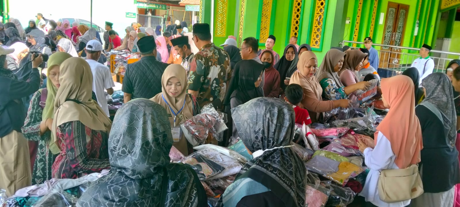 Warga Srumbung memadati halaman MI Ngablak I untuk membeli bazar pakaian, Rabu (24/12).