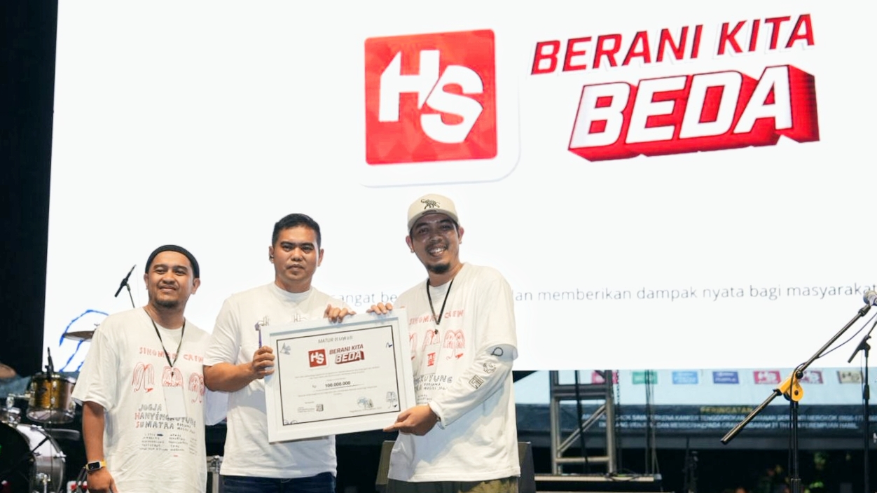 Surya Group menyalurkan donasi Rp 500 juta dalam konser amal Hanyengkuyung Sumatra (HS) di Selasar Timur Stadion Maguwoharjo, Sleman, Selasa (23/12/2025).