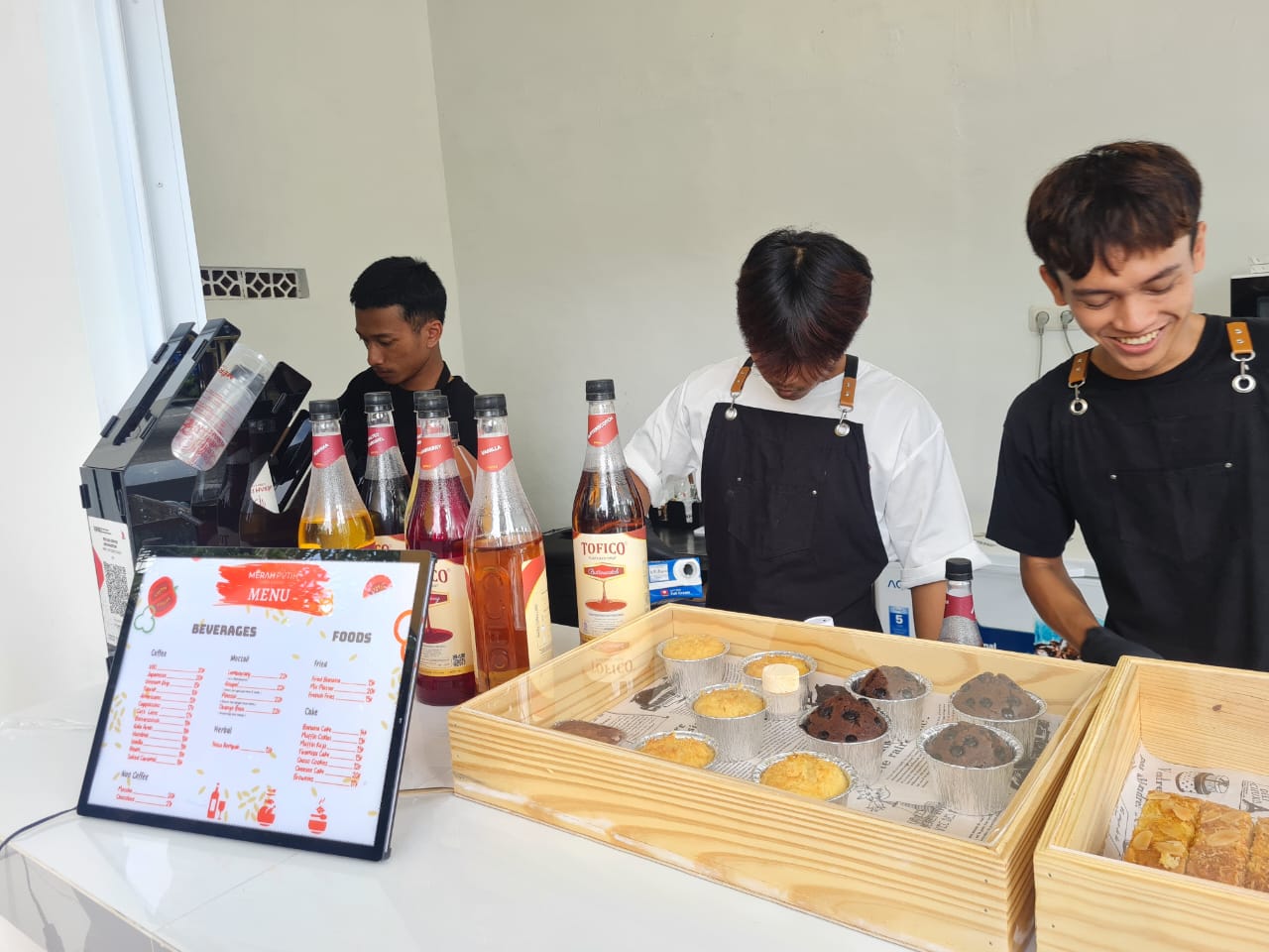 BARU BUKA: Kelurahan Kramat Selatan menginisiasi pendirian Merah Putih Coffee & Eatery.