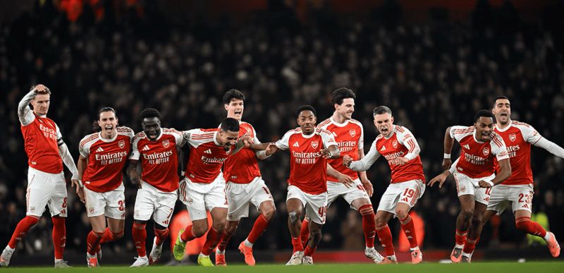 Pemain Arsenal rayakan kemenangan adu penalti atas Crystal Palace di perempat final Carabao Cup