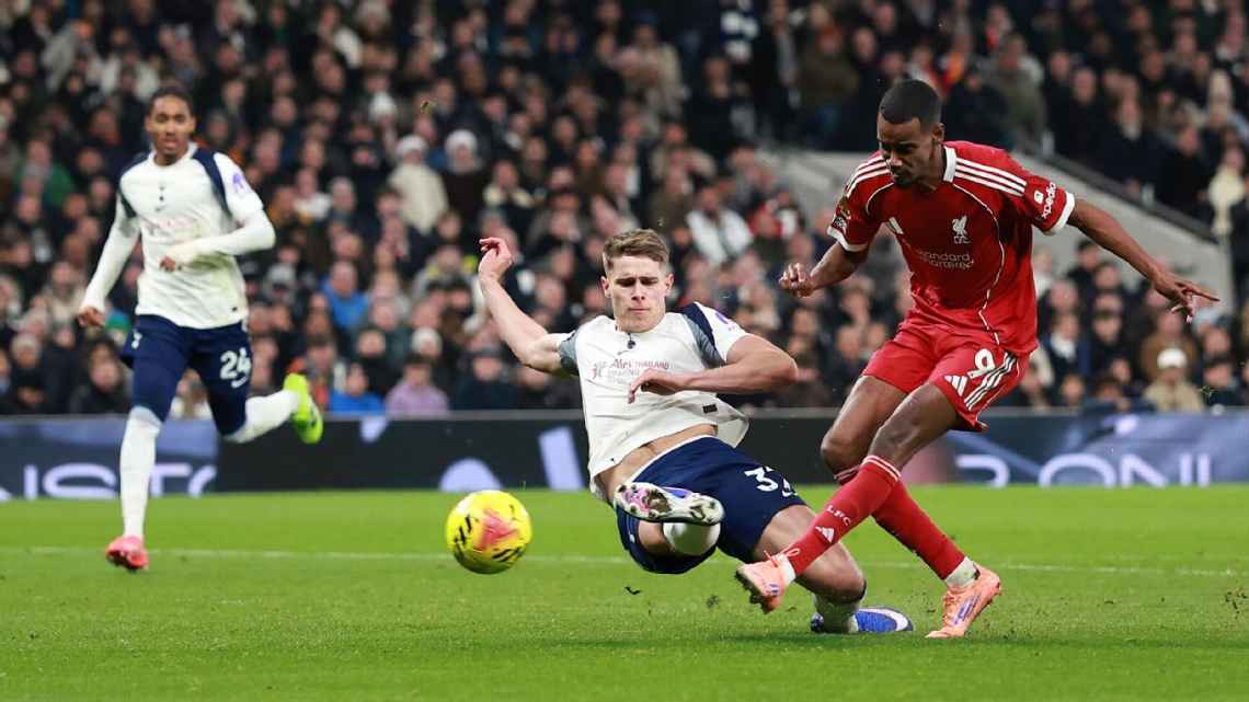 tekal Micky Van de Ven atas Alexander Isak