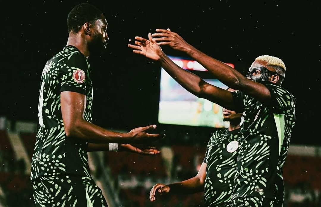 Viktor Osimhen rayakan gol Semi Ajayi dalam kemenangan 2-1 Nigeria atas Tanzania di Piala Afrika