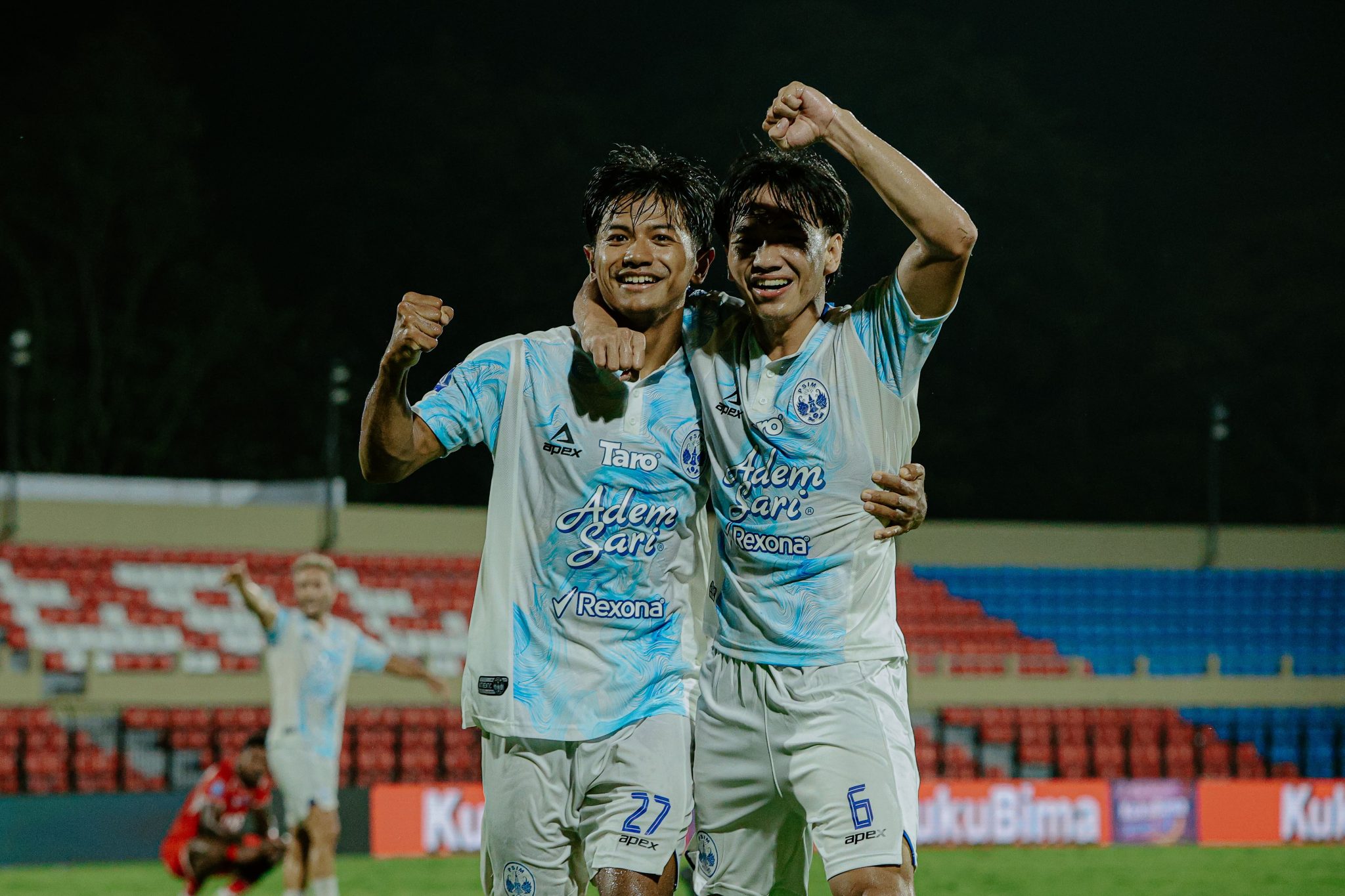 Selebrasi Riyatno Abiyoso bersama M Iqbal setelah mencetak gol penyeimbang saat PSIM Jogja melawan Persijap
